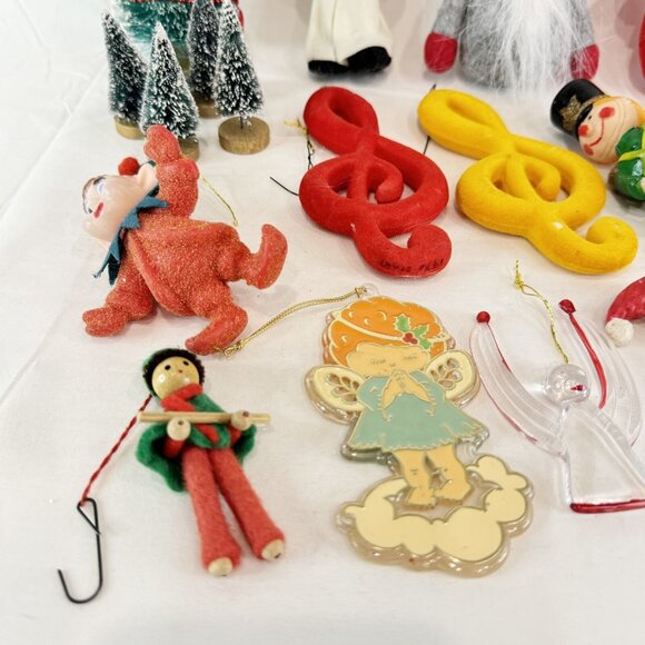 Lot Of 18 Vintage Christmas Holiday Ornaments & Brush Tree Decor Flocked Plastic - Picture 5 of 9
